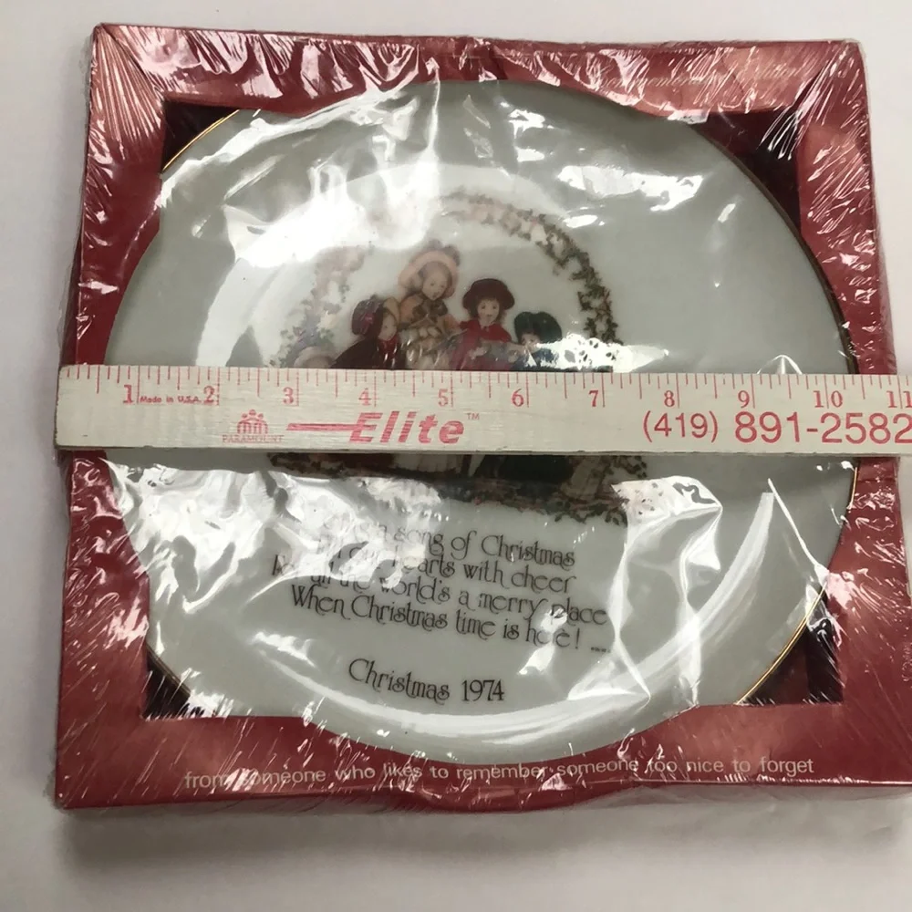 Vintage Holly Hobbie Commemorative Edition Collectible Christmas‎ Plate 1974 NWT